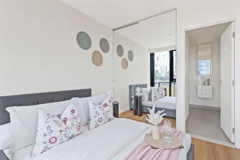A Cozy 2BR Apt Near Crown With City Skyline Views - Accommodation Rockhampton 2