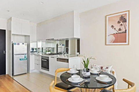 A Cozy 2BR Apt Near Crown With City Skyline Views - Accommodation Rockhampton 4