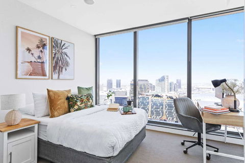 A Cozy 2BR Apt With Harbour Views And FREE Parking - Accommodation Rockhampton 3