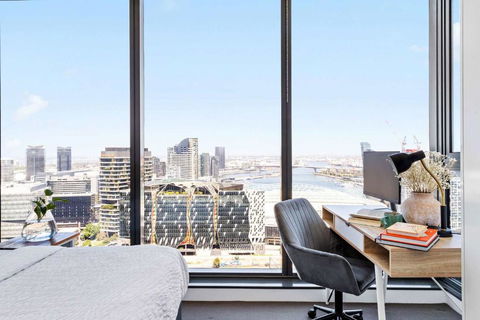 A Cozy 2BR Apt With Harbour Views And FREE Parking - Accommodation Rockhampton 0