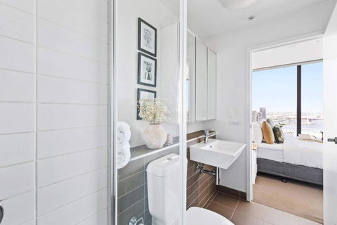 A Cozy 2BR Apt With Harbour Views And FREE Parking - Accommodation Rockhampton 4