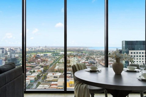 A Cozy 2BR Apt With Panoramic Views FREE Parking - Accommodation Rockhampton 0