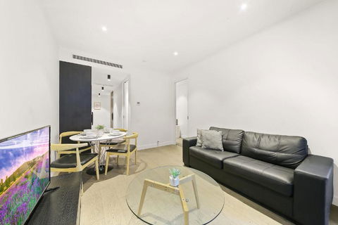 A Cozy & Lovely 2BR Apt Near Melbourne Central - Accommodation Rockhampton 1