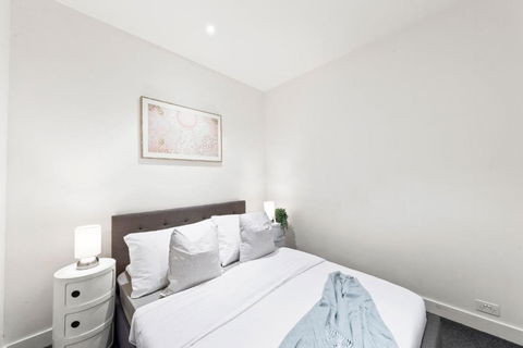 A Cozy & Lovely 2BR Apt Near Melbourne Central - Accommodation Rockhampton 4