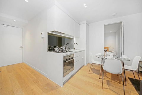 A Cozy & Stylish 2BR Suite In Melbourne CBD - Accommodation Rockhampton 4