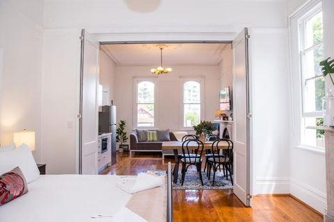 A Designer Apartment With Classic Heritage Details - Accommodation Rockhampton 1