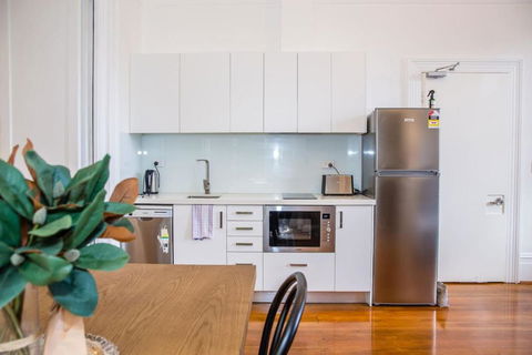 A Designer Apartment With Classic Heritage Details - Accommodation Rockhampton 4