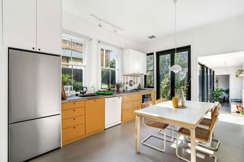 A Designer Terrace House By Edinburgh Gardens - Accommodation Rockhampton 1