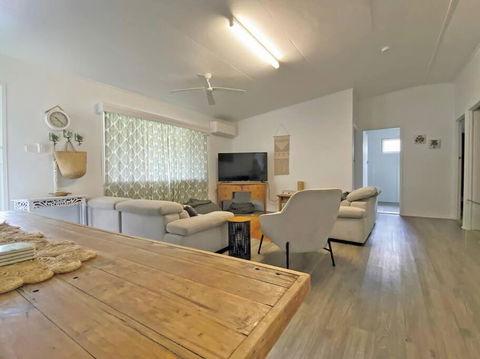 A LITTLE GREY SHACK - Accommodation Rockhampton 1