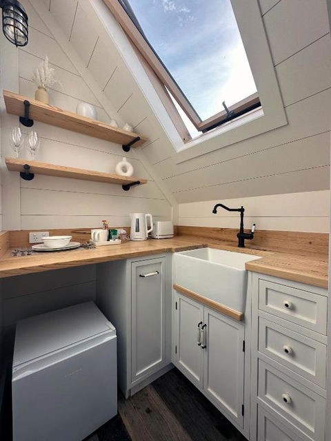 A Majestic Victorian Private Rear Access Quarters - Accommodation Rockhampton 3