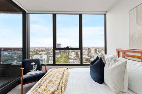 A Modern & Cozy 2BR Apartment With City Views - Accommodation Rockhampton 1