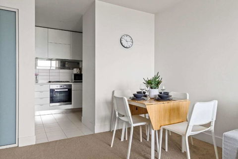 A Modern & Cozy 2BR Apartment With City Views - Accommodation Rockhampton 3