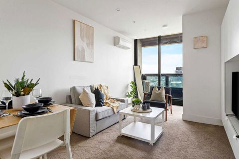 A Modern & Cozy 2BR Apartment With City Views - Accommodation Rockhampton 0
