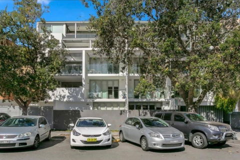 A Modern Two Bedroom Apartment! Quiet, Secure And 1 Minute Walk To Bondi Beach! - Accommodation Rockhampton 1