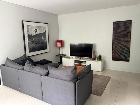 A Modern Two Bedroom Apartment! Quiet, Secure And 1 Minute Walk To Bondi Beach! - Accommodation Rockhampton 4