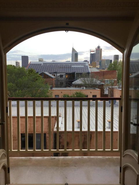 A Quiet King Room With Julia Balcony And Free Parking - Accommodation Rockhampton 3