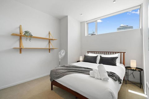 A River-side 2bdm Footscray Oasis + Parking - Accommodation Rockhampton 2