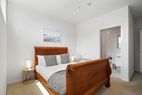 A River-side 2bdm Footscray Oasis + Parking - Accommodation Rockhampton 3