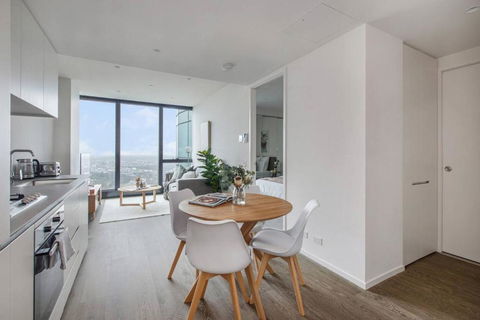 A Sky-high Metropolis Retreat Near The CBD - Accommodation Rockhampton 1