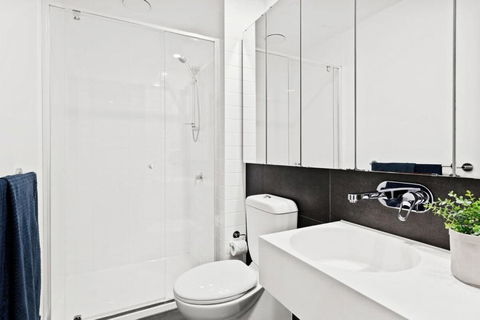 A Stylish 2BR Apt Next To Southern Cross With City Views - Accommodation Rockhampton 3