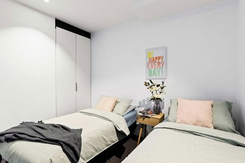 A Stylish 2BR Apt Next To Southern Cross With City Views - Accommodation Rockhampton 4