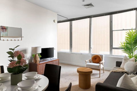 A Stylish & Central 2BR Apt Near Flinders Station - Accommodation Rockhampton 2