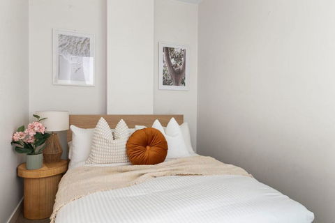 A Stylish & Central 2BR Apt Near Flinders Station - Accommodation Rockhampton 3