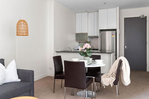 A Stylish & Central 2BR Apt Near Flinders Station - Accommodation Rockhampton 4