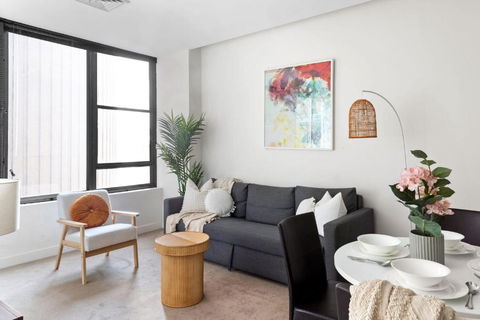 A Stylish & Central 2BR Apt Near Flinders Station - Accommodation Rockhampton 1