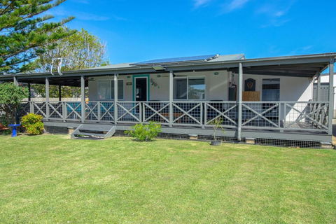 A Wave From It All - Accommodation Rockhampton 2