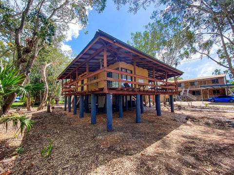 A Yearenda - Water Views -3BR - Steps To The Beach - Accommodation Rockhampton 2