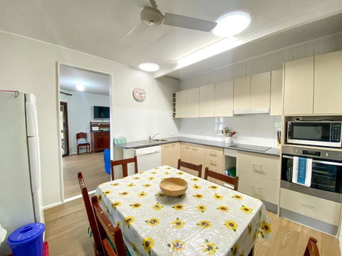 A Yearenda - Water Views -3BR - Steps To The Beach - Accommodation Rockhampton 4