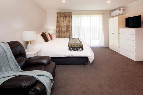 Aalen Lakeview Studio - Accommodation Rockhampton 0