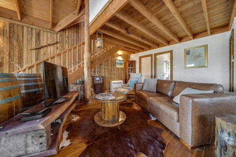 Aarlaur 2 - Charming 2BR Rustic Home L Bath L Fire Pit L WiFi L Air-Con - Accommodation Rockhampton 1