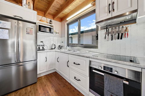Aarlaur 2 - Charming 2BR Rustic Home L Bath L Fire Pit L WiFi L Air-Con - Accommodation Rockhampton 4