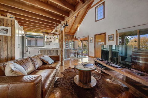 Aarlaur 2 - Charming 2BR Rustic Home L Bath L Fire Pit L WiFi L Air-Con - Accommodation Rockhampton 0