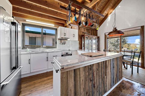 Aarlaur 2 - Charming 2BR Rustic Home L Bath L Fire Pit L WiFi L Air-Con - Accommodation Rockhampton 3