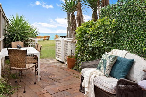 Absolute Beachfront 2BR Pet-Friendly Terrace - The Coachhouse - Accommodation Rockhampton 0