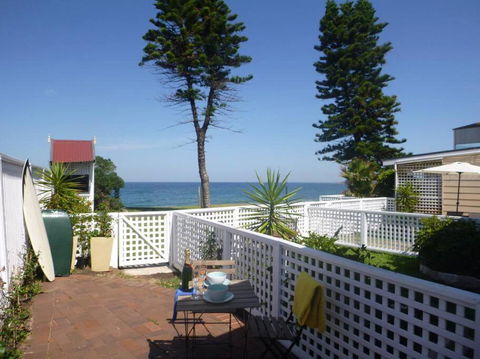 Absolute Beachfront 2BR Pet-Friendly Terrace - The Coachhouse - Accommodation Rockhampton 1