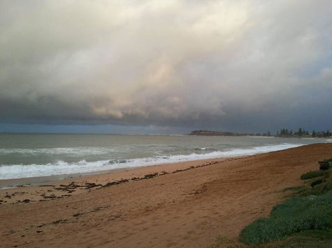 Absolute Beachfront 2BR Pet-Friendly Terrace - The Coachhouse - Accommodation Rockhampton 3