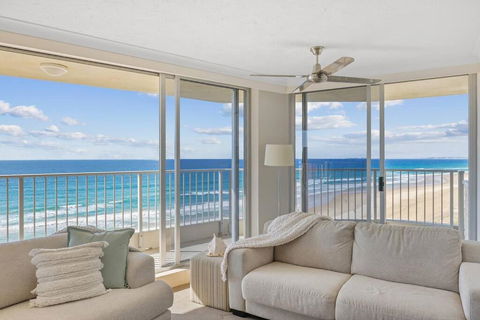 Absolute Beachfront Apartment - Accommodation Rockhampton 0