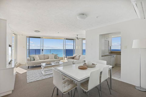 Absolute Beachfront Apartment - Accommodation Rockhampton 3