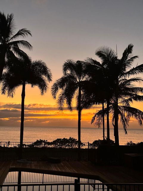ABSOLUTE BEACHFRONT BLISS - NEWELL BEACH - 10 Metres To The Ocean - Accommodation Rockhampton 3
