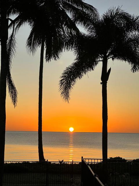 ABSOLUTE BEACHFRONT BLISS - NEWELL BEACH - 10 Metres To The Ocean - Accommodation Rockhampton 2