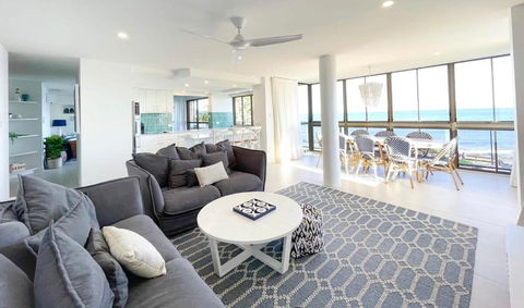 Absolute Beachfront Bliss On Kings Beach - Accommodation Rockhampton 2
