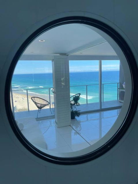 Absolute Beachfront Central Surfers Paradise - Accommodation Rockhampton 1