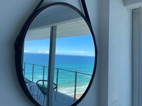 Absolute Beachfront Central Surfers Paradise - Accommodation Rockhampton 3