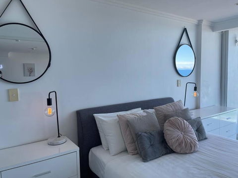 Absolute Beachfront Central Surfers Paradise - Accommodation Rockhampton 4