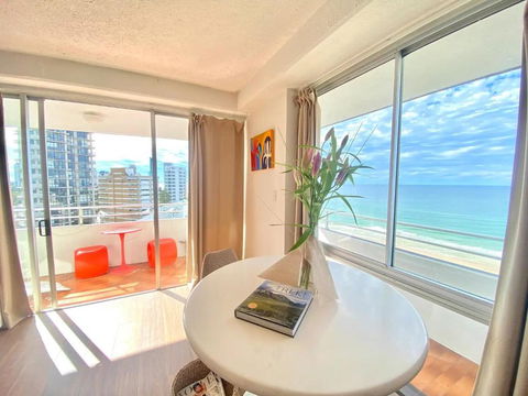 Absolute Beachfront Main Beach Gold Coast - Accommodation Rockhampton 3