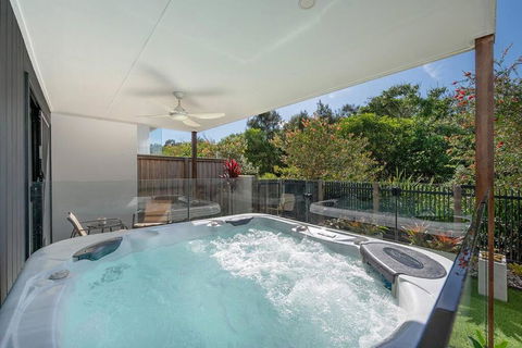 Absolute Beachfront Marcoola 4Bd, Heated Spa - Accommodation Rockhampton 1